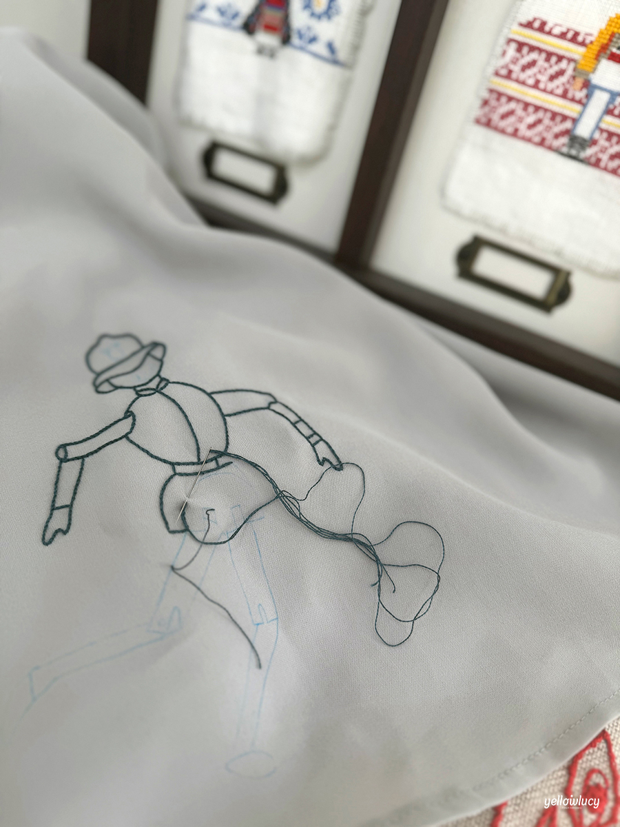 블라우스에 목각인형 자수